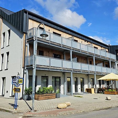 Enjoy Harrachov - Atraktivní klidný klimatizovaný apartmán 20 v centru Harrachova s wallboxem EV, herní konzolí, Ipad, Netflix, výhledem do zahrady a na romantický kostelík Exterior foto