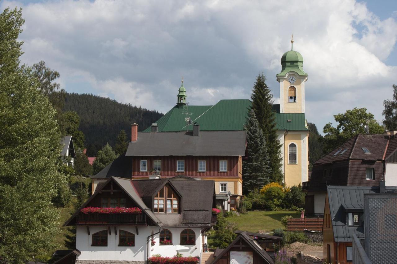 Enjoy Harrachov - Atraktivní klidný klimatizovaný apartmán 20 v centru Harrachova s wallboxem EV, herní konzolí, Ipad, Netflix, výhledem do zahrady a na romantický kostelík Exterior foto