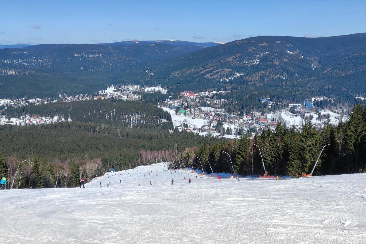 Enjoy Harrachov - Atraktivní klidný klimatizovaný apartmán 20 v centru Harrachova s wallboxem EV, herní konzolí, Ipad, Netflix, výhledem do zahrady a na romantický kostelík Exterior foto
