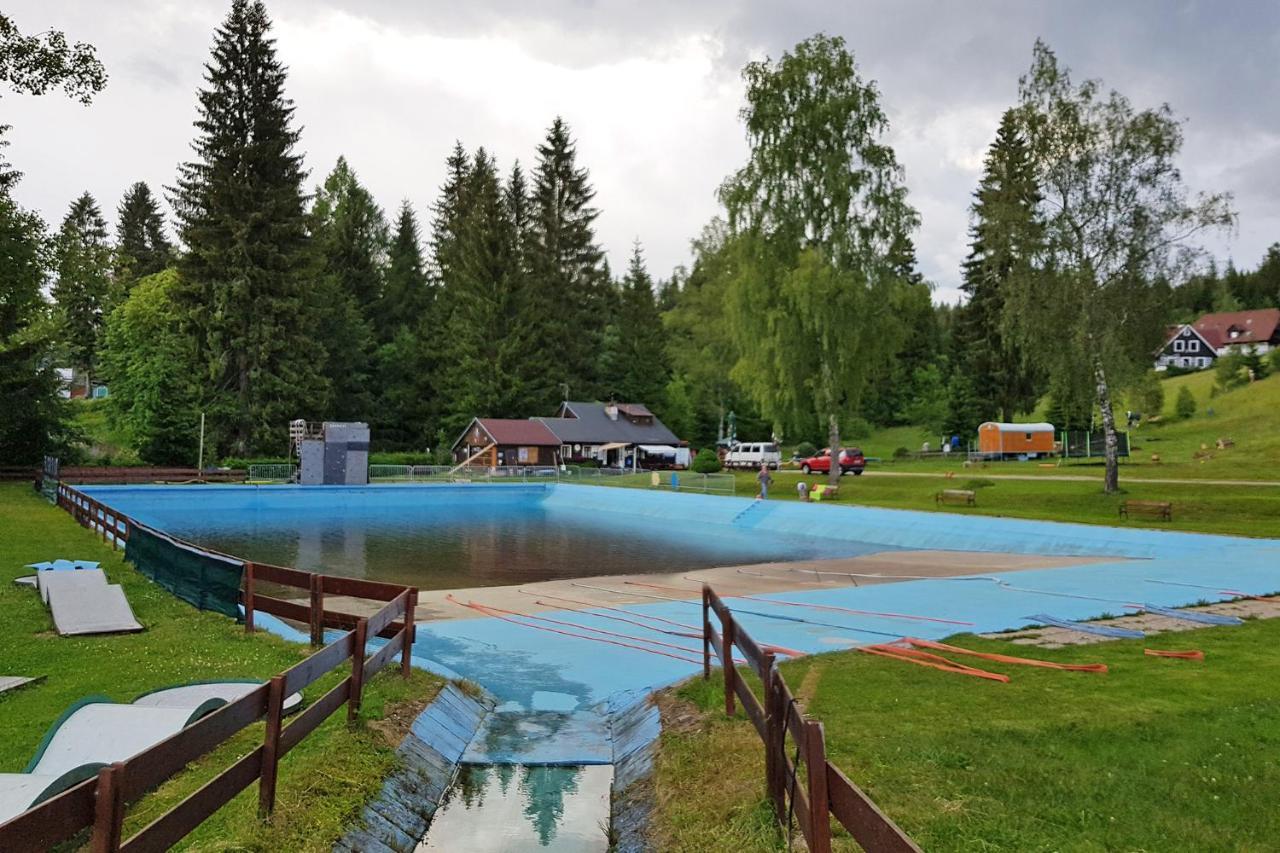 Enjoy Harrachov - Atraktivní klidný klimatizovaný apartmán 20 v centru Harrachova s wallboxem EV, herní konzolí, Ipad, Netflix, výhledem do zahrady a na romantický kostelík Exterior foto