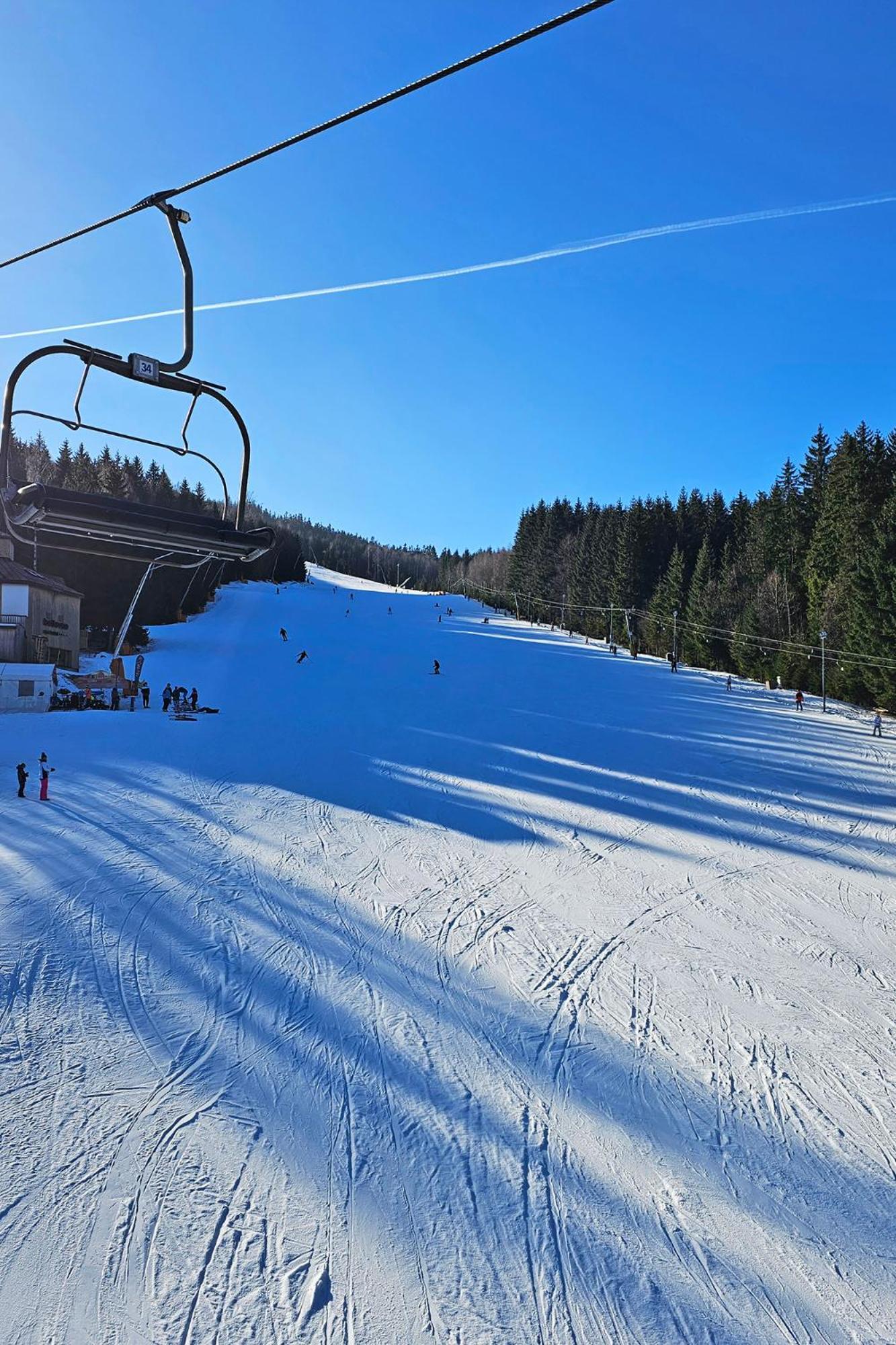 Enjoy Harrachov - Atraktivní klidný klimatizovaný apartmán 20 v centru Harrachova s wallboxem EV, herní konzolí, Ipad, Netflix, výhledem do zahrady a na romantický kostelík Exterior foto
