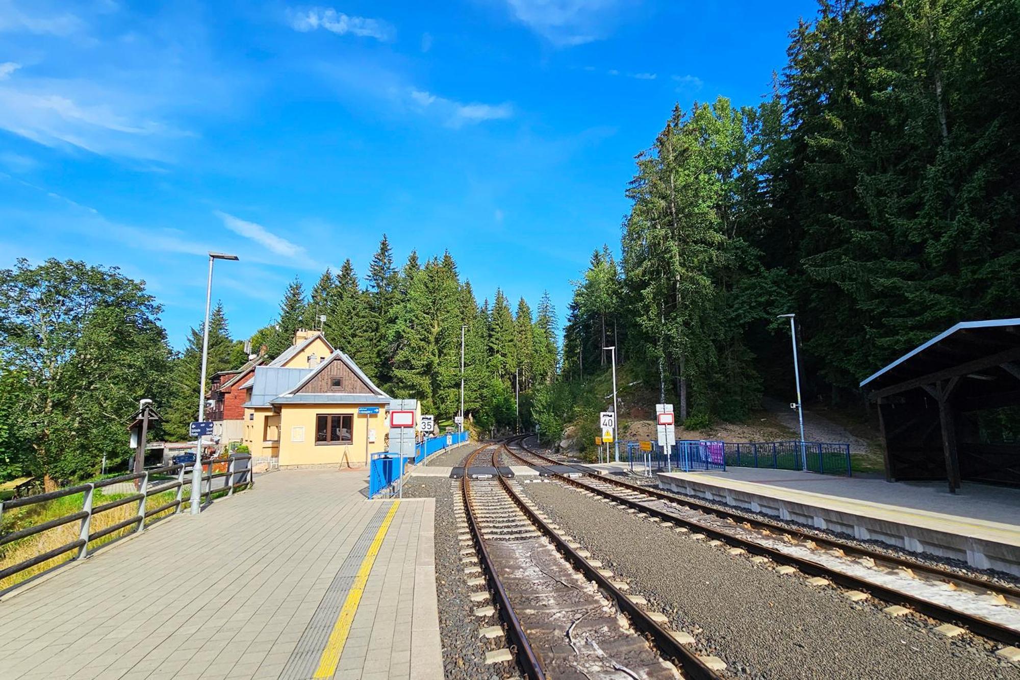 Enjoy Harrachov - Atraktivní klidný klimatizovaný apartmán 20 v centru Harrachova s wallboxem EV, herní konzolí, Ipad, Netflix, výhledem do zahrady a na romantický kostelík Exterior foto