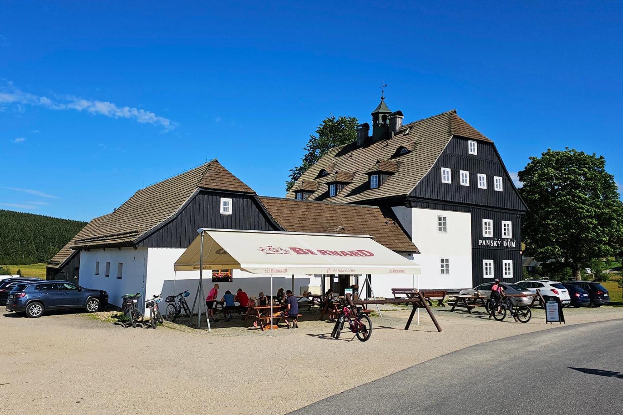 Enjoy Harrachov - Atraktivní klidný klimatizovaný apartmán 20 v centru Harrachova s wallboxem EV, herní konzolí, Ipad, Netflix, výhledem do zahrady a na romantický kostelík Exterior foto