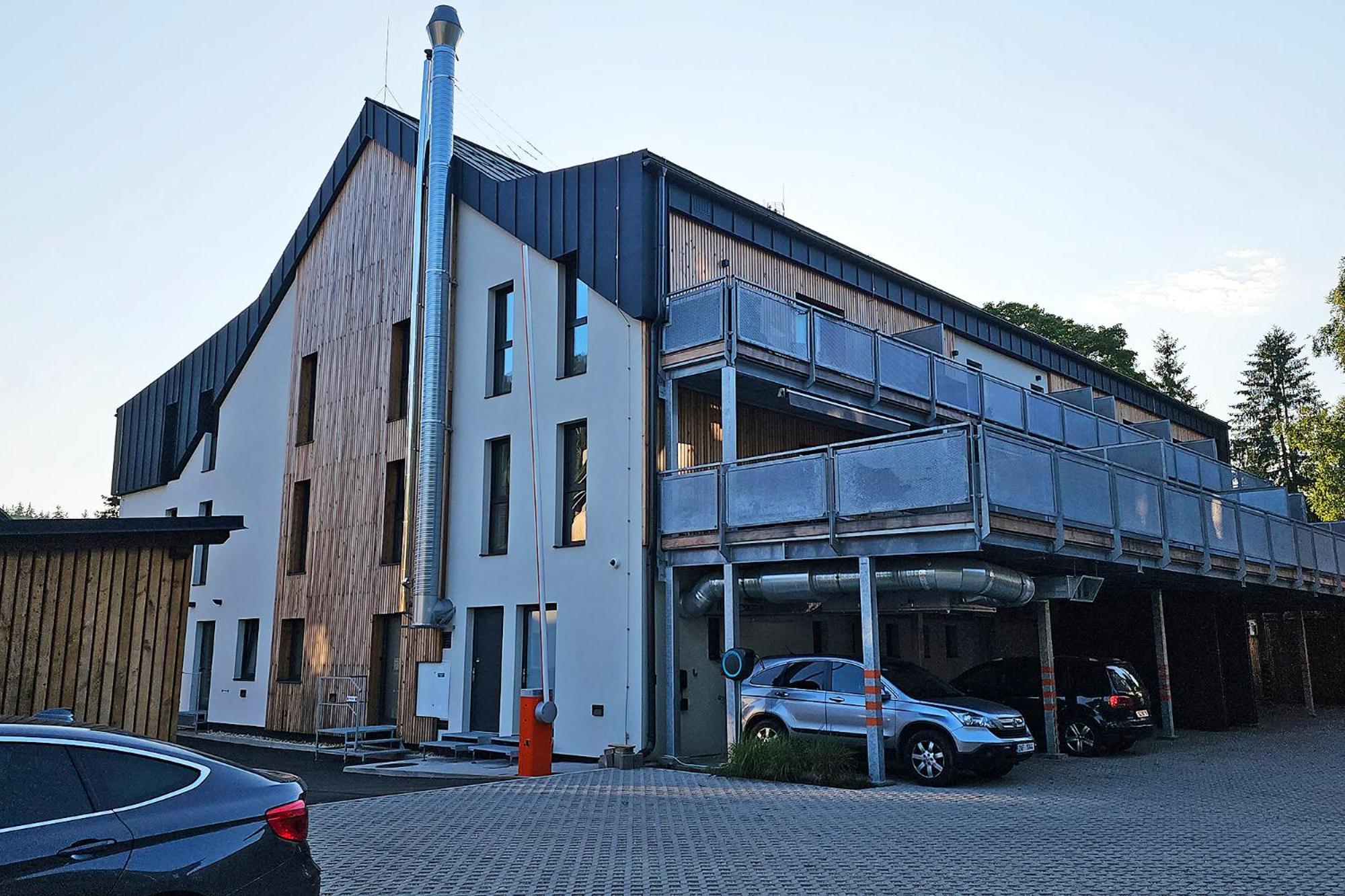 Enjoy Harrachov - Atraktivní klidný klimatizovaný apartmán 20 v centru Harrachova s wallboxem EV, herní konzolí, Ipad, Netflix, výhledem do zahrady a na romantický kostelík Exterior foto
