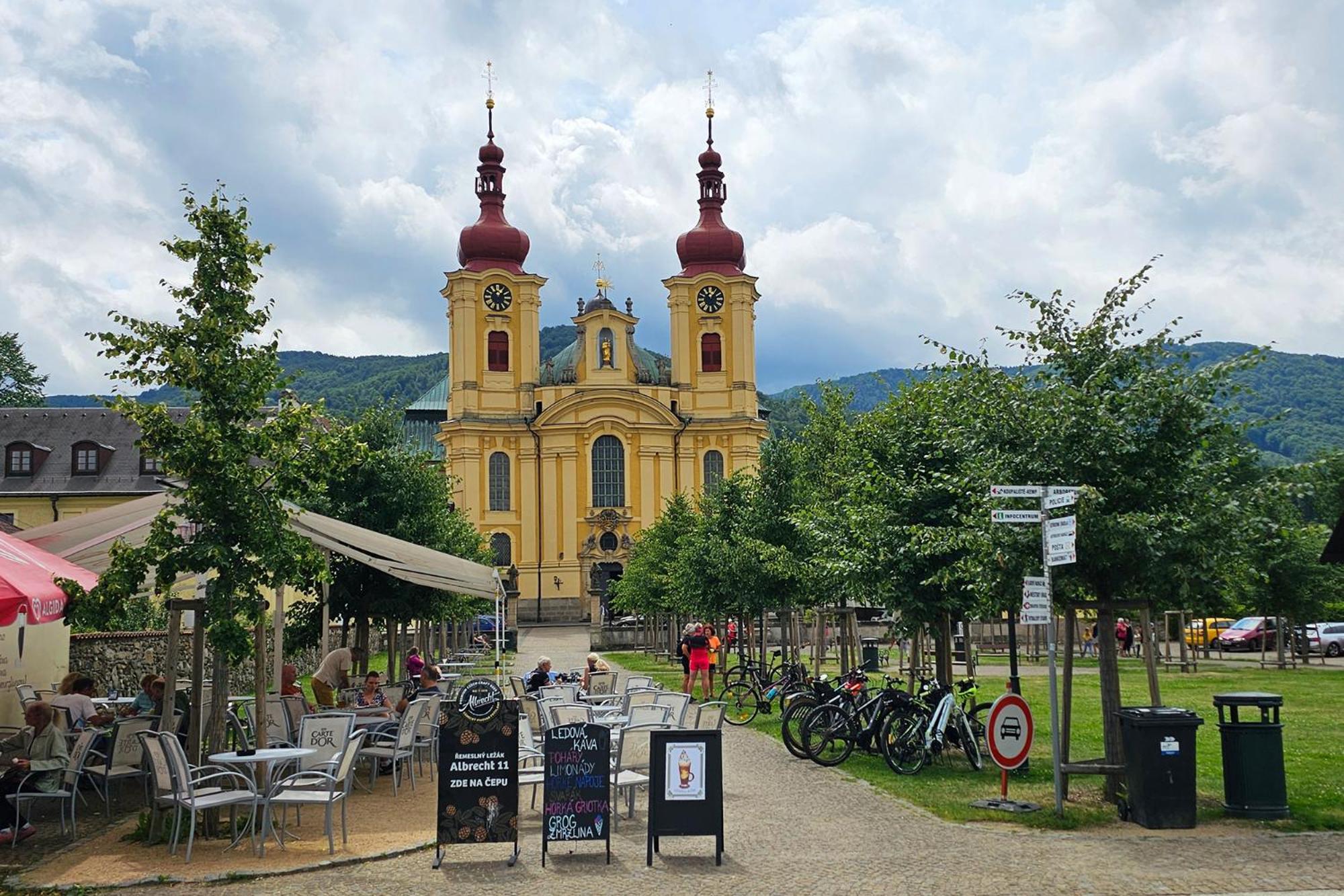 Enjoy Harrachov - Atraktivní klidný klimatizovaný apartmán 20 v centru Harrachova s wallboxem EV, herní konzolí, Ipad, Netflix, výhledem do zahrady a na romantický kostelík Exterior foto