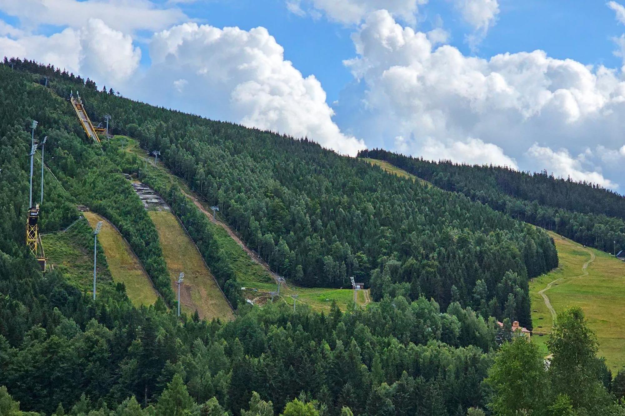 Enjoy Harrachov - Atraktivní klidný klimatizovaný apartmán 20 v centru Harrachova s wallboxem EV, herní konzolí, Ipad, Netflix, výhledem do zahrady a na romantický kostelík Exterior foto