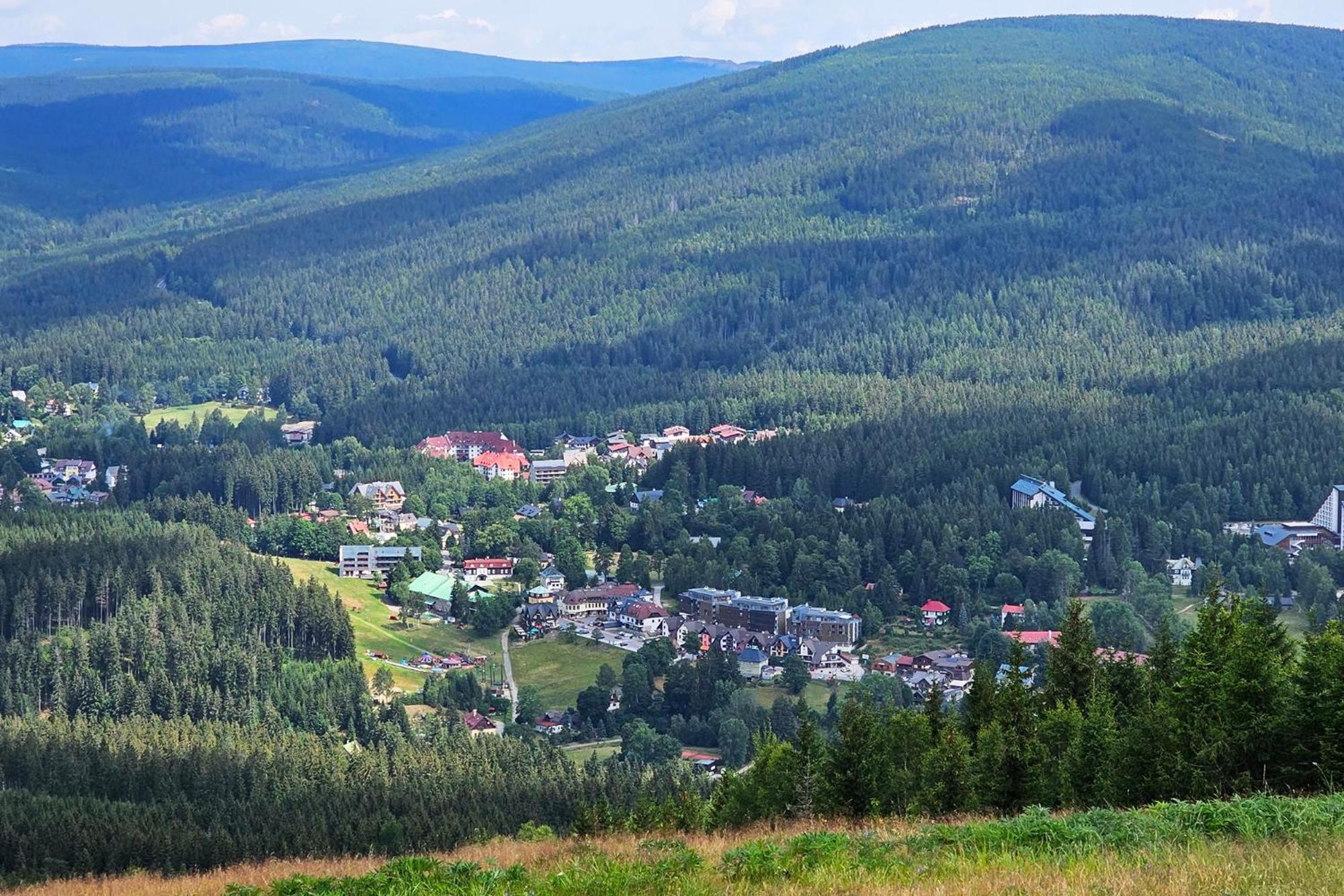 Enjoy Harrachov - Atraktivní klidný klimatizovaný apartmán 20 v centru Harrachova s wallboxem EV, herní konzolí, Ipad, Netflix, výhledem do zahrady a na romantický kostelík Exterior foto