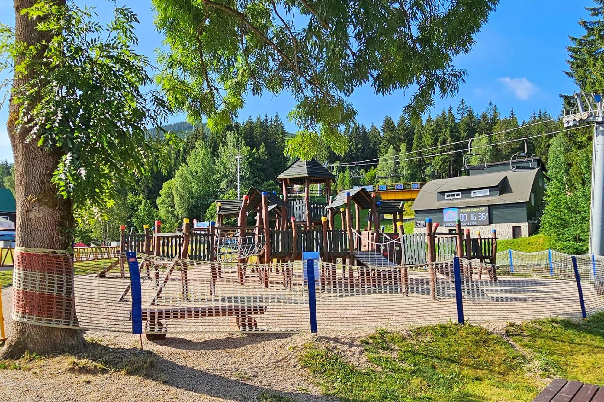 Enjoy Harrachov - Atraktivní klidný klimatizovaný apartmán 20 v centru Harrachova s wallboxem EV, herní konzolí, Ipad, Netflix, výhledem do zahrady a na romantický kostelík Exterior foto