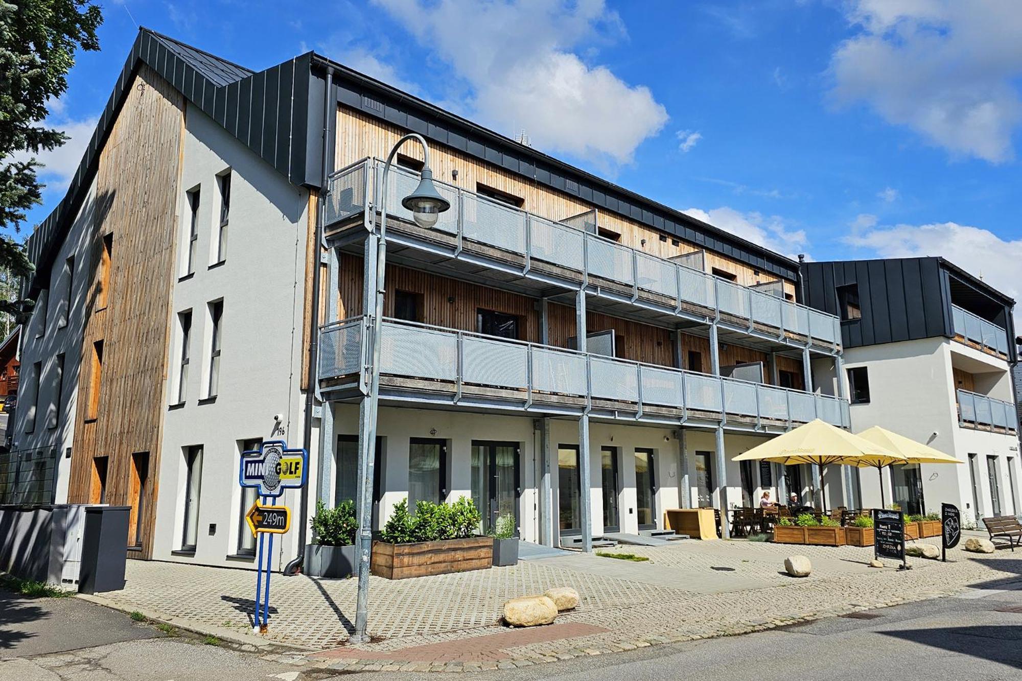 Enjoy Harrachov - Atraktivní klidný klimatizovaný apartmán 20 v centru Harrachova s wallboxem EV, herní konzolí, Ipad, Netflix, výhledem do zahrady a na romantický kostelík Exterior foto