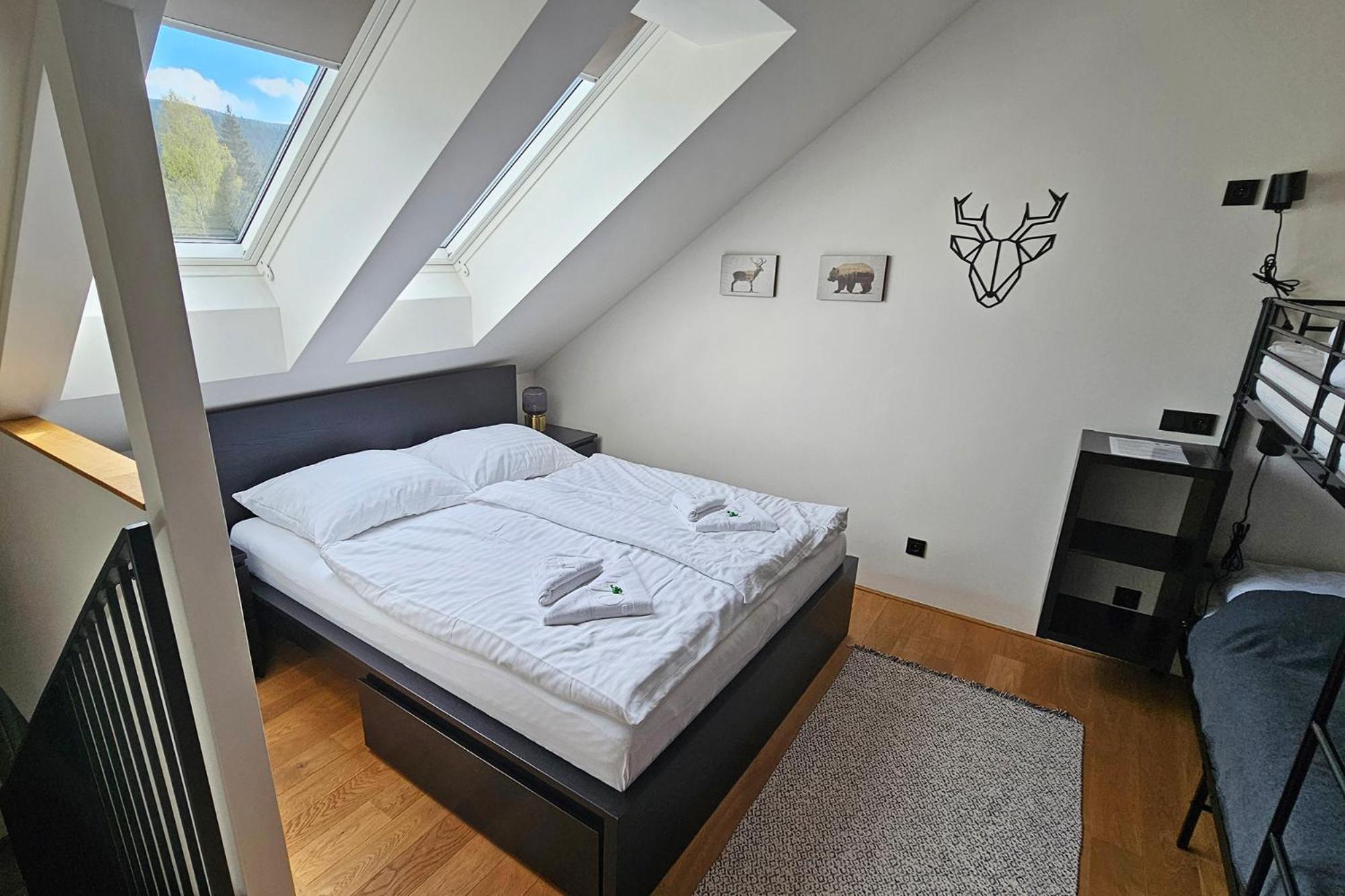 Enjoy Harrachov - Atraktivní klidný klimatizovaný apartmán 20 v centru Harrachova s wallboxem EV, herní konzolí, Ipad, Netflix, výhledem do zahrady a na romantický kostelík Exterior foto