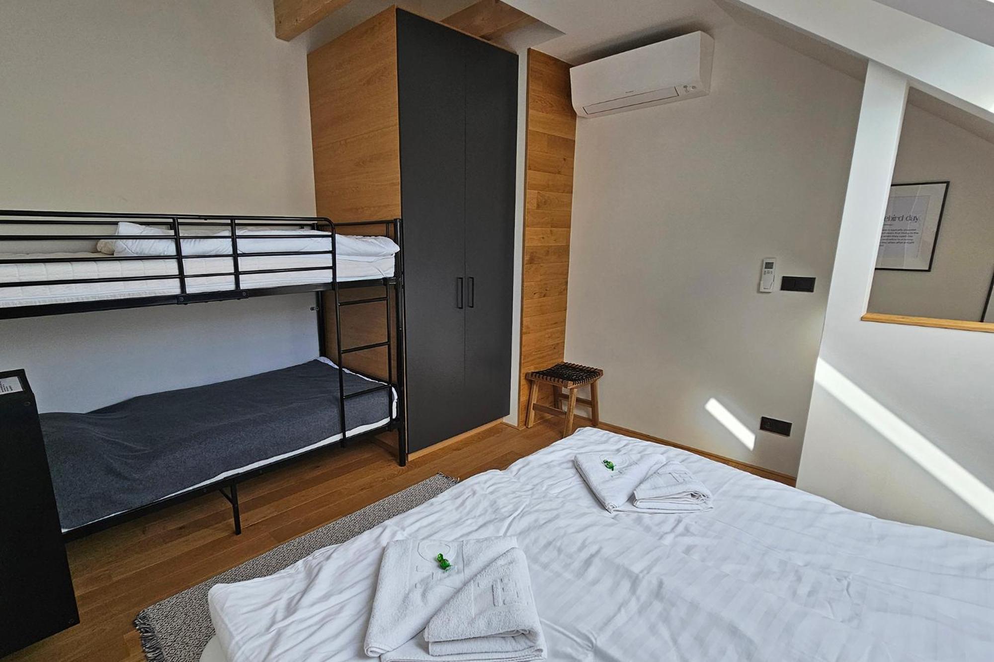 Enjoy Harrachov - Atraktivní klidný klimatizovaný apartmán 20 v centru Harrachova s wallboxem EV, herní konzolí, Ipad, Netflix, výhledem do zahrady a na romantický kostelík Exterior foto